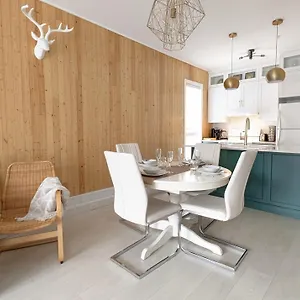 La Vie Est Belle: Free Parking, Gym, Rooftop Terrace Apartment