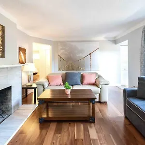 Holiday home Lovely 10 Minutes To Downtown !!! Canada